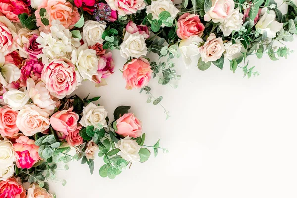 Patrón de flores de rosa, rosas beige capullos de flores sobre fondo blanco. Piso tendido, vista superior. — Foto de Stock