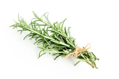 Beyaz arka planda izole edilmiş yeşil biberiye paketi. Bitkiler. Düz yatıyordu. Üst görünüm