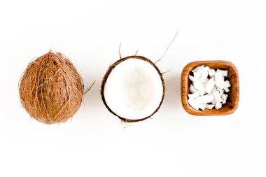 Beyaz arka planda hindistan cevizi ve tropikal palmiye yapraklı desen. Tropik soyut arka plan. Düz yatış, üst görünüm.