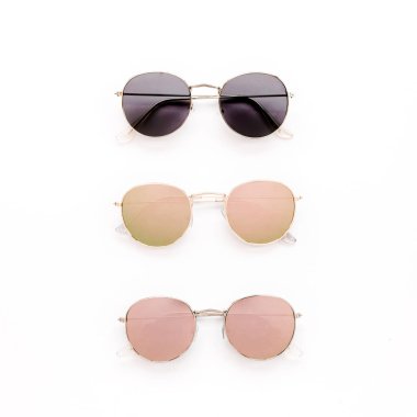 Beyaz arka planda kadın güneş gözlüğü. Düz yatış, üst görünüm. 