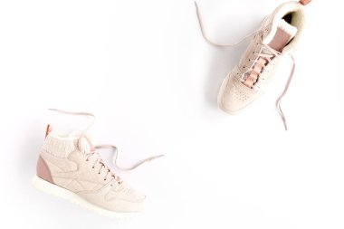 Beyaz arka planda pembe kadın ayakkabıları. Düz konum, üst görünüm minimum arkaplan. Moda blogu veya dergi konsepti.