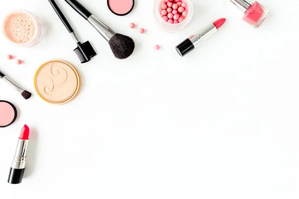 Professionele decoratieve cosmetica, make-up tools op witte achtergrond met kopieerruimte voor tekst. Platte compositie schoonheid, mode. vlakke lay, bovenaanzicht — Stockfoto