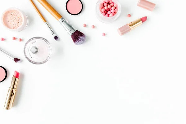 Professionele decoratieve cosmetica, make-up tools op witte achtergrond met kopieerruimte voor tekst. Platte compositie schoonheid, mode. vlakke lay, bovenaanzicht — Stockfoto