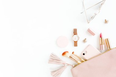 Beyaz arka planda izole edilmiş pembe kozmetik çantalı, kozmetik makyaj ürünleri içeren düz bir kompozisyon. Düz yatış, üst görünüm.