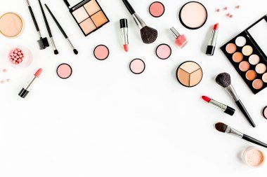 Profesyonel dekoratif kozmetik, beyaz arka planda makyaj malzemeleri. Düz kompozisyon güzelliği, moda. düz yatış, üst görünüm