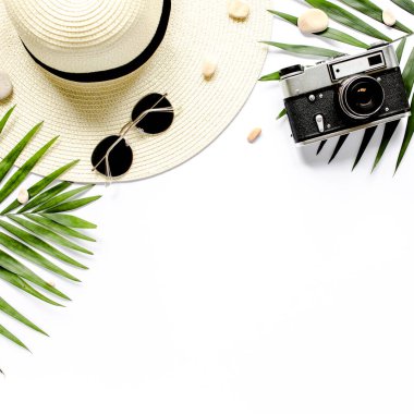 Gezgin aksesuarları, beyaz arka planda tropikal palmiye yaprağı dalları. Seyahat tatili konsepti. Yaz dönemi. Yol iskeleti hazır. Düz yatış, üst görünüm.