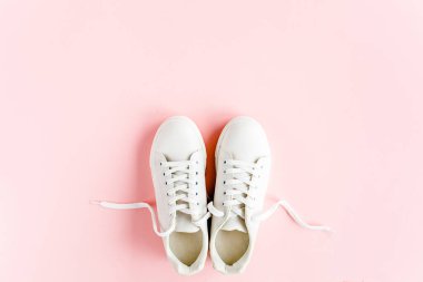 Kadın kıyafetleri ve aksesuarları beyaz arka planda. Modern ve gündelik kıyafetler. Moda, alışveriş ve makyaj konsepti. Düz yatış, üst görünüm. 