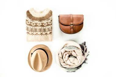 Kadın kıyafetleri ve aksesuarları beyaz arka planda. Modern ve gündelik kıyafetler. Moda, alışveriş ve makyaj konsepti. Düz yatış, üst görünüm. 