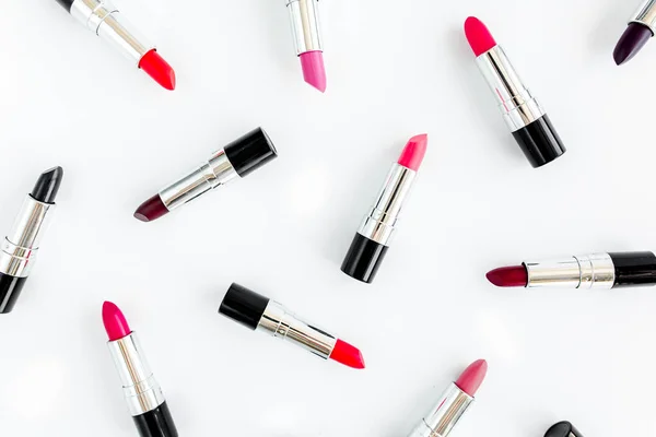 Set van lipsticks op witte achtergrond. Professionele decoratieve cosmetica, product pomade voor reclame. schoonheid, mode. vlakke lay, bovenaanzicht — Stockfoto