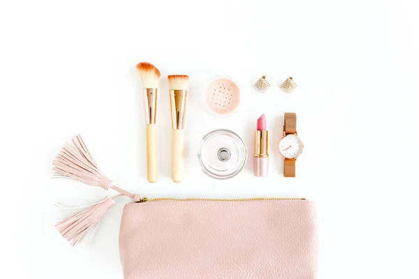 Plochá kompozice s růžovou kosmetickou taškou s kosmetickými líčidly, izolovaná na bílém pozadí. Byt ležel, horní pohled. — Stock fotografie