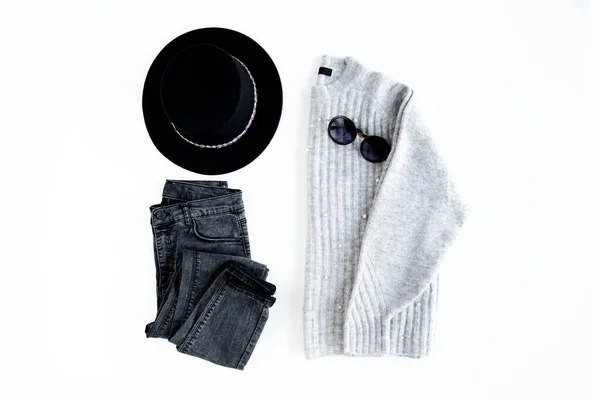 Vestiti e accessori moda donna. Gioventù femminile vista dall'alto. Flat lay look stile femminile con maglione caldo, jeans, cappello e occhiali da sole. Vista dall'alto. — Foto Stock