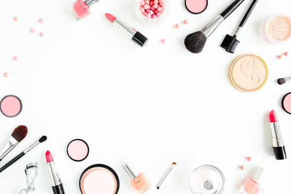 Professionele decoratieve cosmetica, make-up tools op witte achtergrond met kopieerruimte voor tekst. Platte compositie schoonheid, mode. vlakke lay, bovenaanzicht — Stockfoto