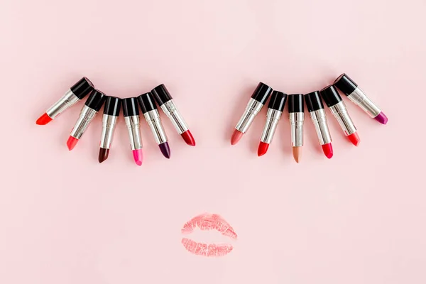 Beso de aire y juego de lápices labiales de color sobre fondo rosa. Cosmética decorativa profesional, pomada Composición plana belleza, moda. plano, vista superior — Foto de Stock