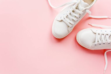 Kadın kıyafetleri ve aksesuarları beyaz arka planda. Modern ve gündelik kıyafetler. Moda, alışveriş ve makyaj konsepti. Düz yatış, üst görünüm. 