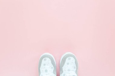 Pembe arka planda izole edilmiş beyaz kadın kış botları. Düz yatış, üst görünüm moda kadınsı arka plan. Güzellik blogu konsepti. Moda blogu görünümü. 