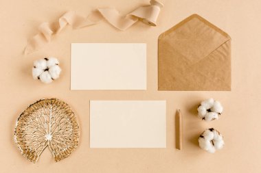 Sahte düğün davetiyesi, boş tebrik kartı ve el işi zarfı. Düz yatış, üst görünüm.