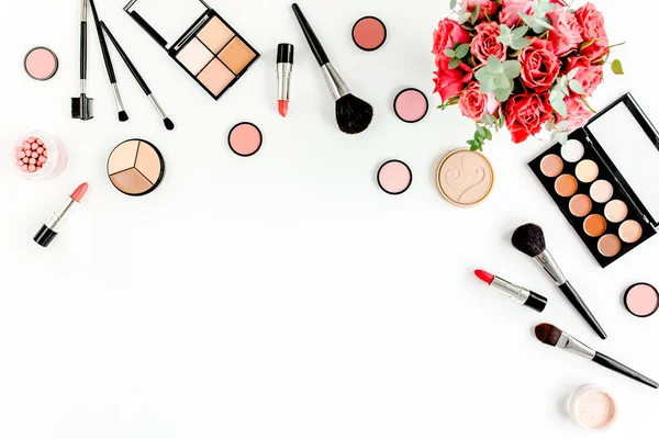 Professionele decoratieve cosmetica, make-up tools borstels op witte achtergrond. Platte compositie schoonheid, mode. Tijdschriften, sociale zaken. vlakke lay, bovenaanzicht — Stockfoto