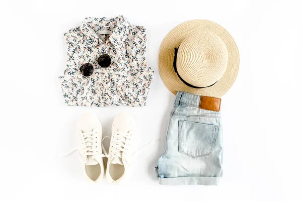 Mujer de viaje ropa de verano, collage sobre fondo blanco. Sombrero de paja, zapatillas, gafas de sol y pantalones cortos. Vista superior, plano. — Foto de Stock
