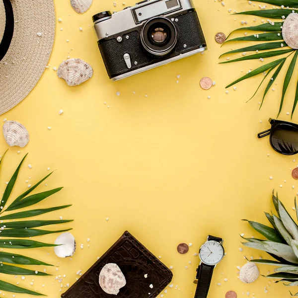 Accesorios para viajeros, ramas de hojas de palma tropicales sobre fondo amarillo con espacio vacío para texto. Fondo de verano. Piso tendido, vista superior. — Foto de Stock