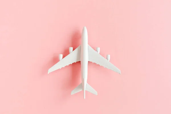 Avión modelo blanco, avión sobre fondo rosa. Vista superior, cama plana. Banner. —  Fotos de Stock