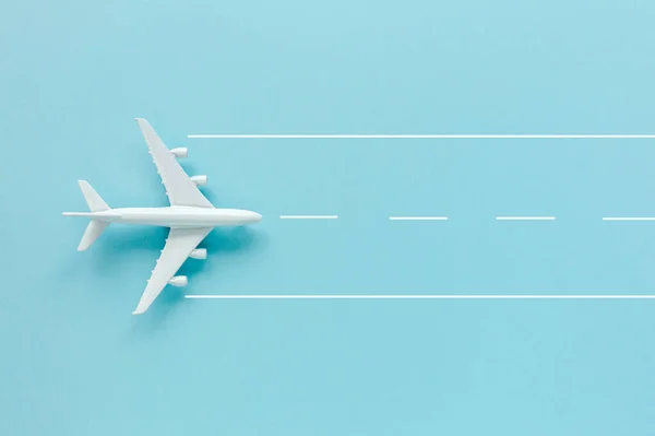Белый самолет модели, самолет на синем фоне. Вид сверху, плоский. — стоковое фото