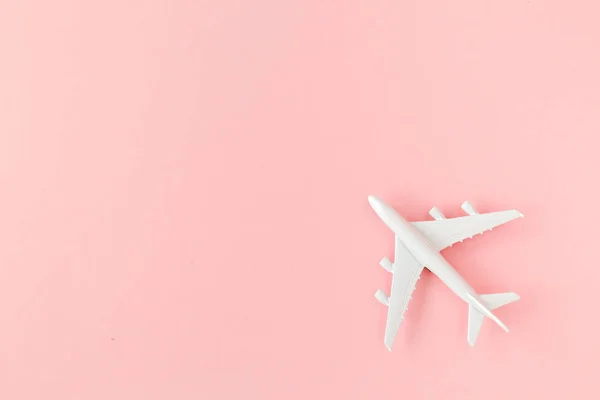 Avión modelo blanco, avión sobre fondo rosa. Vista superior, cama plana. Banner. — Foto de Stock