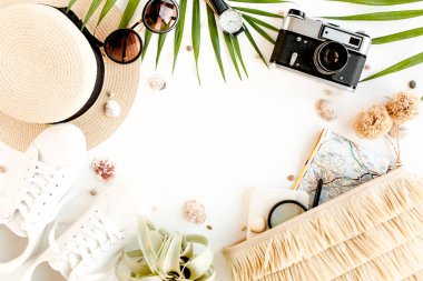 Gezgin aksesuarlarının beyaz arkaplandaki üst görüntüsü. Temel tatil öğeleri, seyahat kavramı geçmişi. 