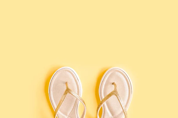 Sandalias de accesorios de viajero de verano para mujer sobre fondo amarillo. El concepto de viaje. — Foto de Stock