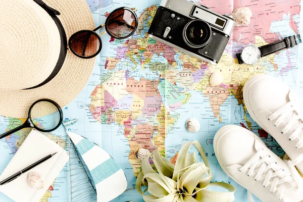 Traveler accessories on map background with retro camera, straw hat, bag, sunglasses. Top view travel or vacation concept. Flat lay, top view. — Stock Photo, Image