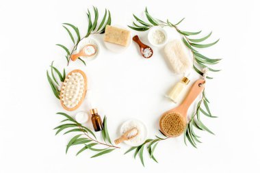 Okaliptüs yağı ve okaliptüs yaprağıyla spa konsepti doğal organik spa kozmetik ürünleri eko dostane banyo aksesuarları üretir. 