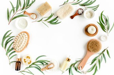 Okaliptüs yağı ve okaliptüs yaprağıyla spa konsepti doğal organik spa kozmetik ürünleri eko dostane banyo aksesuarları üretir. 