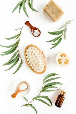 Okaliptüs yağı ve okaliptüs yaprağıyla spa konsepti doğal organik spa kozmetik ürünleri eko dostane banyo aksesuarları üretir. 