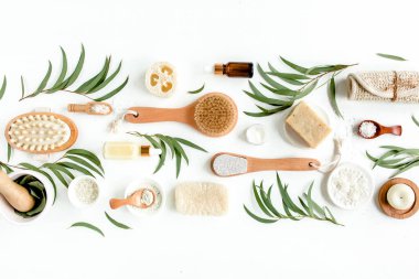 Okaliptüs yağı ve okaliptüs yaprağıyla spa konsepti doğal organik spa kozmetik ürünleri eko dostane banyo aksesuarları üretir. 