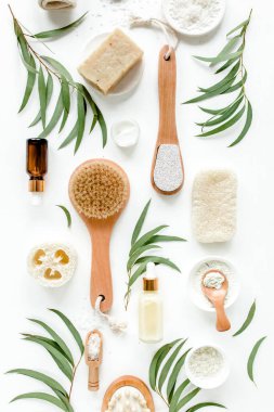 Okaliptüs yağı ve okaliptüs yaprağıyla spa konsepti doğal organik spa kozmetik ürünleri eko dostane banyo aksesuarları üretir. 