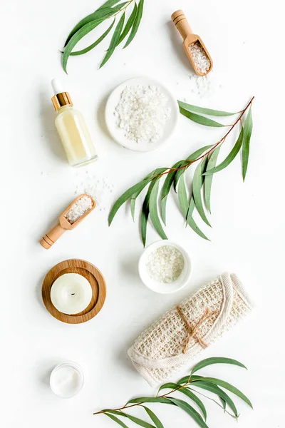 Concetto Spa con olio di eucalipto ed estratto di foglie di eucalipto naturale biologico prodotti cosmetici per il bagno eco friendly. — Foto Stock