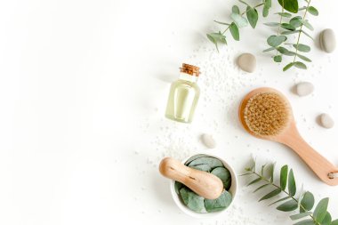 Spa arka planı. Doğal, organik kaplıca ürünleri, çevre dostu banyo aksesuarları, okaliptüs yaprakları. Beyaz arkaplanda cilt konsepti. 