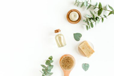 Spa arka planı. Doğal, organik kaplıca ürünleri, çevre dostu banyo aksesuarları, okaliptüs yaprakları. Beyaz arkaplanda cilt konsepti. 