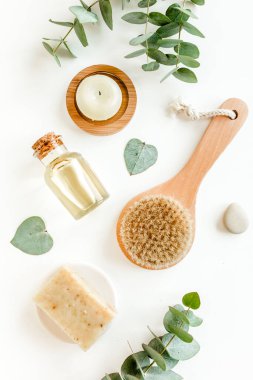 Spa arka planı. Doğal, organik kaplıca ürünleri, çevre dostu banyo aksesuarları, okaliptüs yaprakları. Beyaz arkaplanda cilt konsepti. 