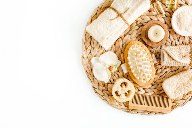 Spa arka planı. Doğal Organik Spa kozmetik ürünleri, çevre dostu banyo aksesuarları. Beyaz arka planda cilt konsepti. Düz yatış, üst görünüm