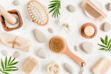 Spa arka planı. Doğal Organik Spa kozmetik ürünleri, çevre dostu banyo aksesuarları, palmiye yaprakları. Beyaz arka planda cilt konsepti. Düz yatıyordu