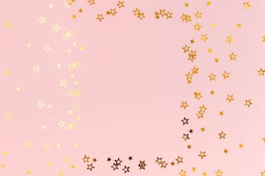 Fotoğraf çerçevesi, yazı için boşluk, pembe arka planda altın konfeti. Renkli bir kutlama. Noel ya da yeni yıl şablonu. Düz yatış, üst görünüm