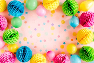 Balonlardan çerçeve ve pembe arka planda konfeti. Sevgililer günü, doğum günü, tatil konsepti. Düz yerde, üst tarafta. Doğum günü partisi geçmişi