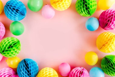 Balonlardan çerçeve ve pembe arka planda konfeti. Sevgililer günü, doğum günü, tatil konsepti. Düz yerde, üst tarafta. Doğum günü partisi geçmişi