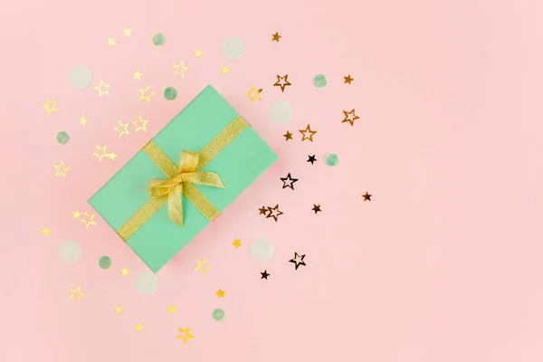 Подарункова або подарункова коробка і зірки конфетті на рожевому тлі. Барвисте свято, день народження. Різдвяний або новорічний візерунок. Плоский прошарок, вид зверху — стокове фото