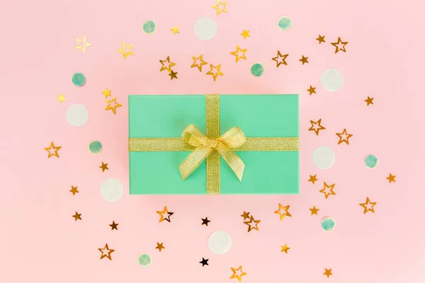 Подарункова або подарункова коробка і зірки конфетті на рожевому тлі. Барвисте свято, день народження. Різдвяний або новорічний візерунок. Плоский прошарок, вид зверху — стокове фото