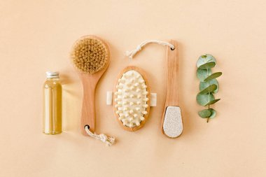 Spa tedavisi konsepti. Doğal, organik kaplıca ürünleri okaliptüs yağı, deniz tuzu, masaj fırçası, okaliptüs yaprağı özü. Spa arkaplanı