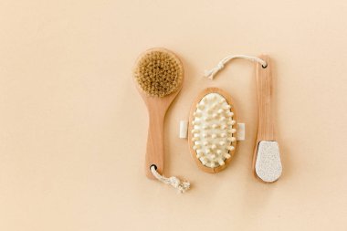 Spa tedavisi konsepti. Doğal, organik kozmetik ürünleri ve masaj fırçası. Spa arkaplanı