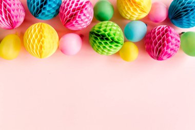Pembe arka planda balonlar ve konfetiler. Doğum günü, tatil konsepti. Düz yerde, üst tarafta. Doğum günü partisi geçmişi