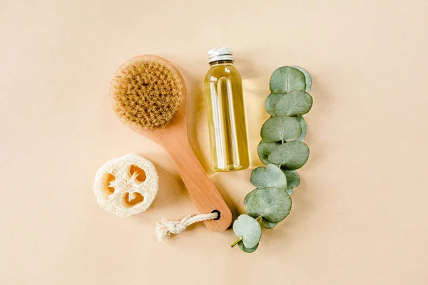 Concepto de tratamiento Spa. Productos cosméticos naturales y orgánicos de spa con aceite de eucalipto, sal marina, cepillo de masaje, extracto de hoja de eucalipto. Fondo de spa —  Fotos de Stock