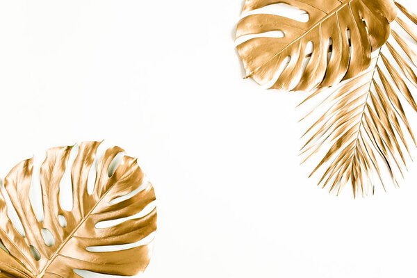 Золотые тропические пальмовые листья Monstera на белом фоне. Плоская кладка, вид сверху минимальная концепция.